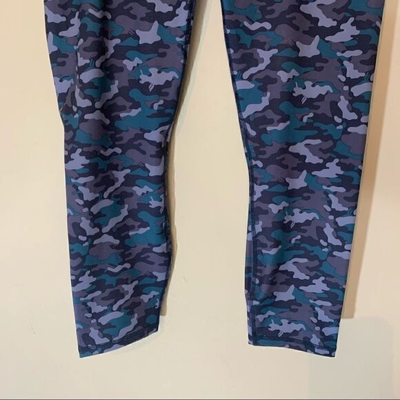 FABLETICS Salar Printed Camo Powerhold Capris Teal Gray Purple Womens Medium - Picture 4 of 14